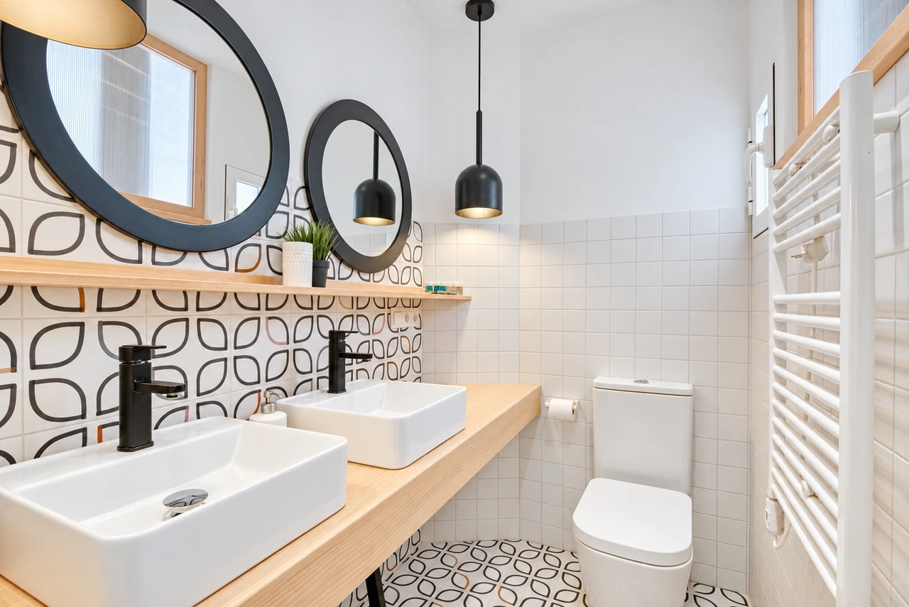 Bathroom with double basin — Boutique apartment in Valencia