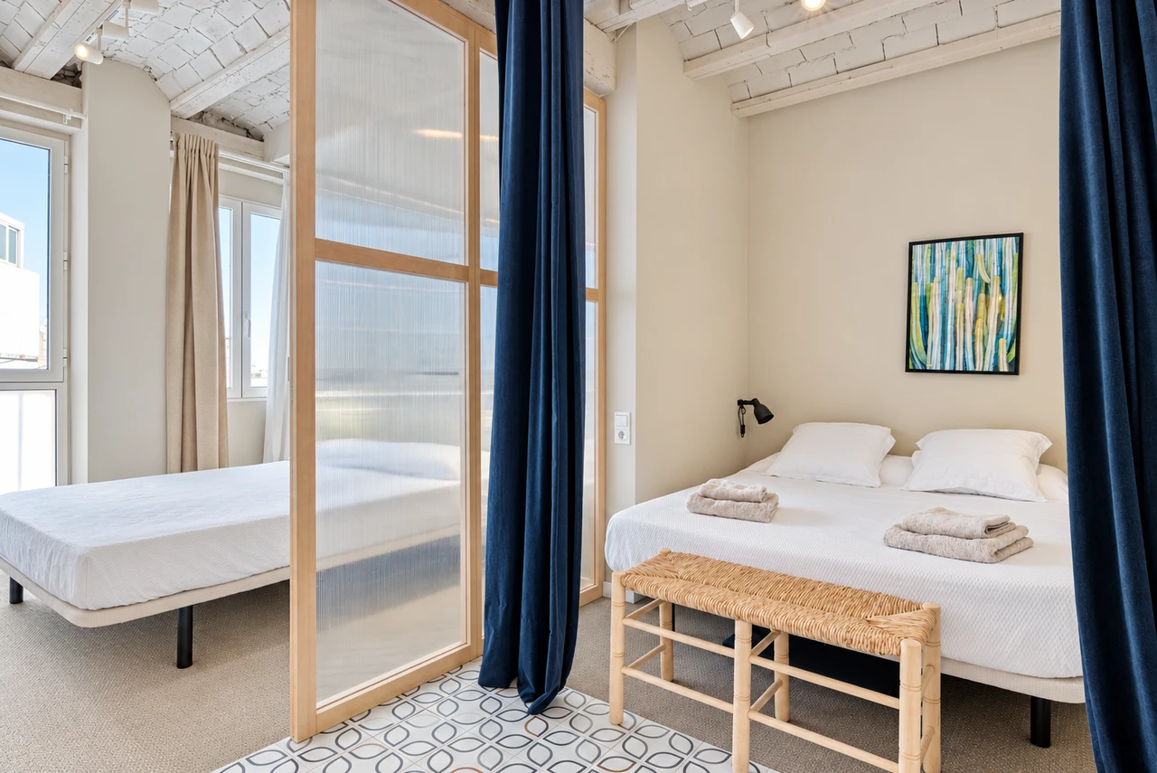 Bedroom with glass partition — Boutique apartment in Valencia