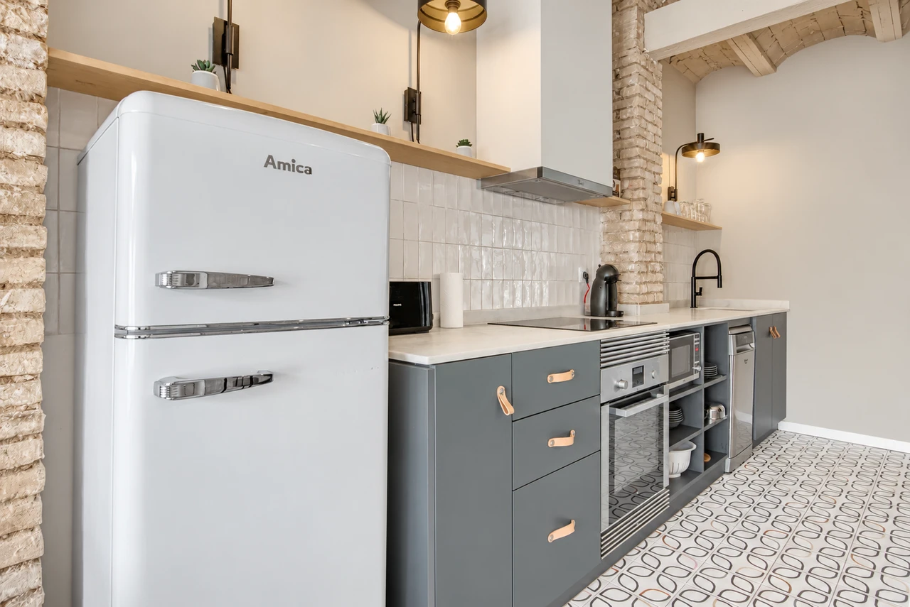 Kitchen and retro fridge — Boutique apartment in Valencia