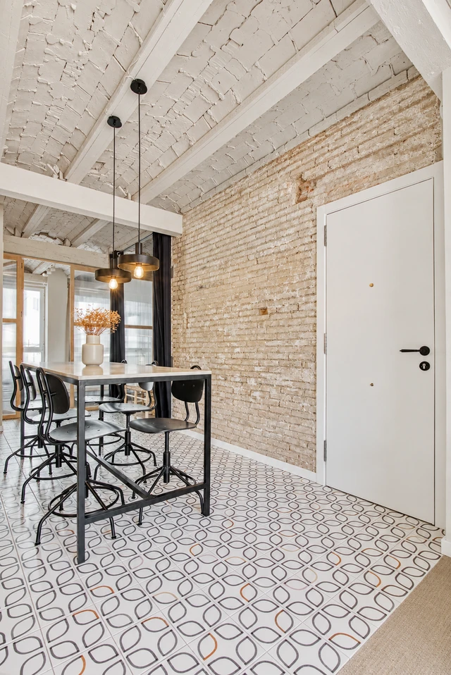 Hallway and exposed beams — Boutique apartment in Valencia