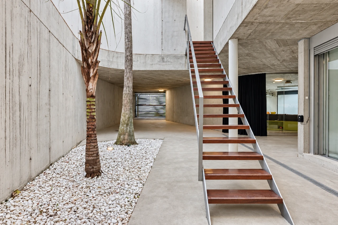 Patio y escalera — Casa Torus