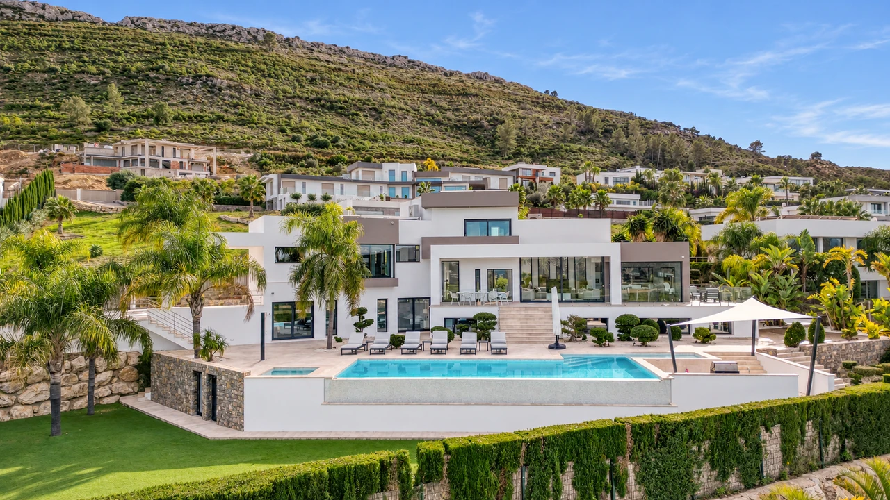 Fachada y piscina — Villa contemporánea en Jávea