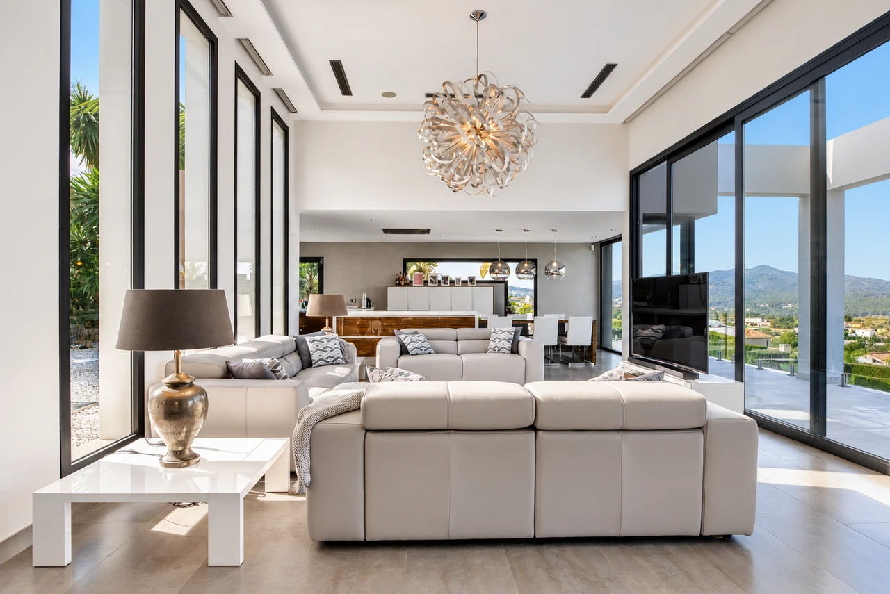 Salón de doble altura — Villa contemporánea en Jávea