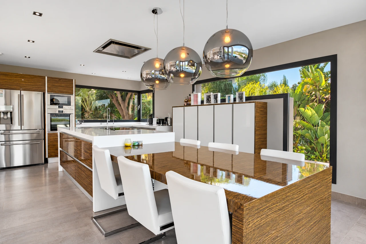 Comedor abierto — Villa contemporánea en Jávea