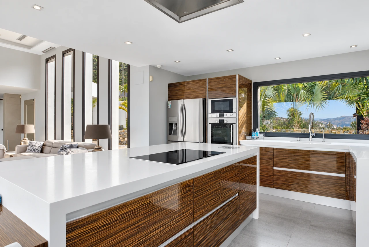 Cocina con isla — Villa contemporánea en Jávea