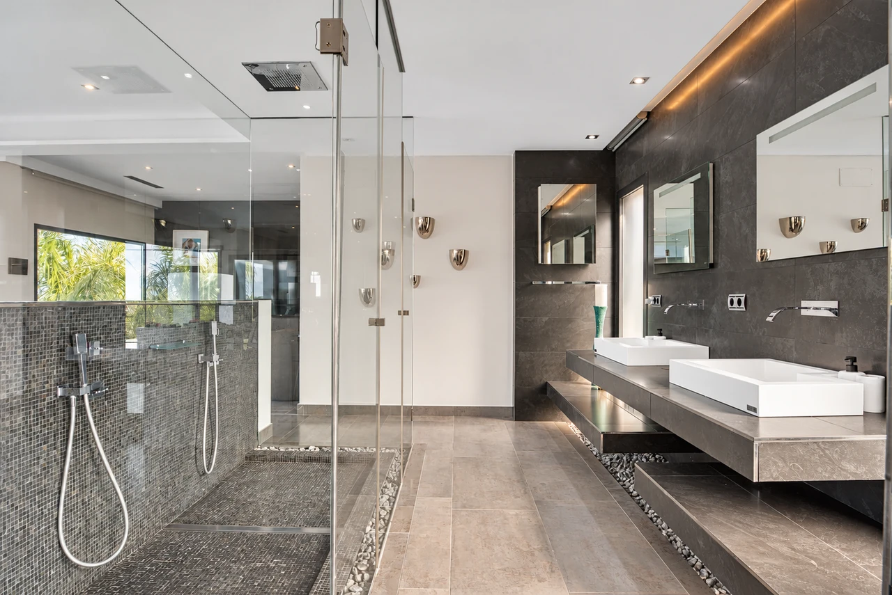 Baño de la suite — Villa contemporánea en Jávea