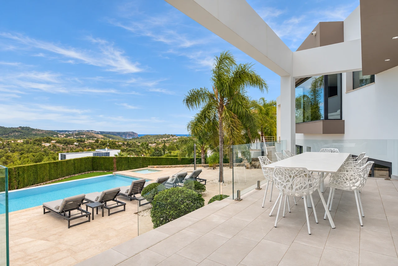 Terraza exterior — Villa contemporánea en Jávea