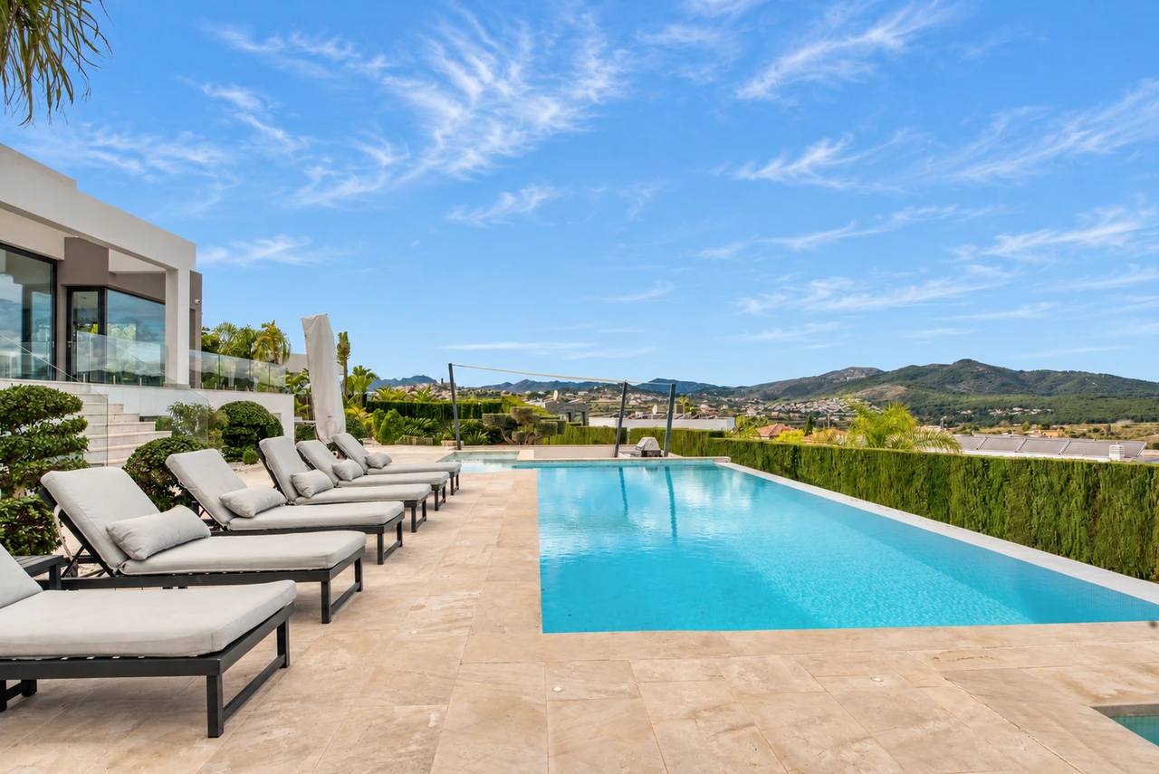Piscina y solárium — Villa contemporánea en Jávea