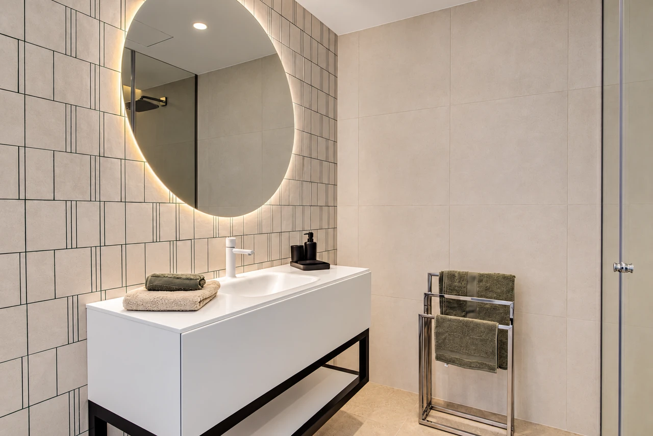 Baño con iluminación integrada — Villa Cumbres