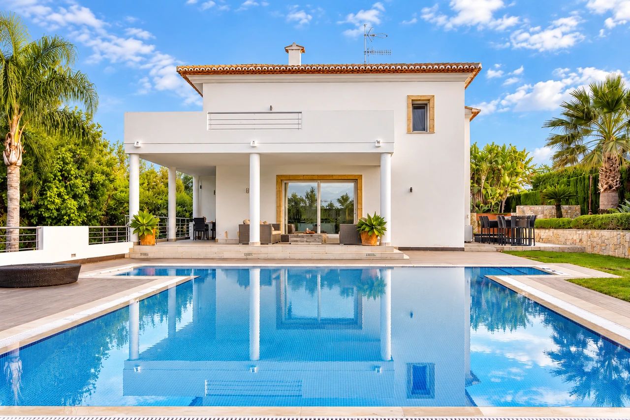 Fachada y piscina — Villa con jardín en Jávea