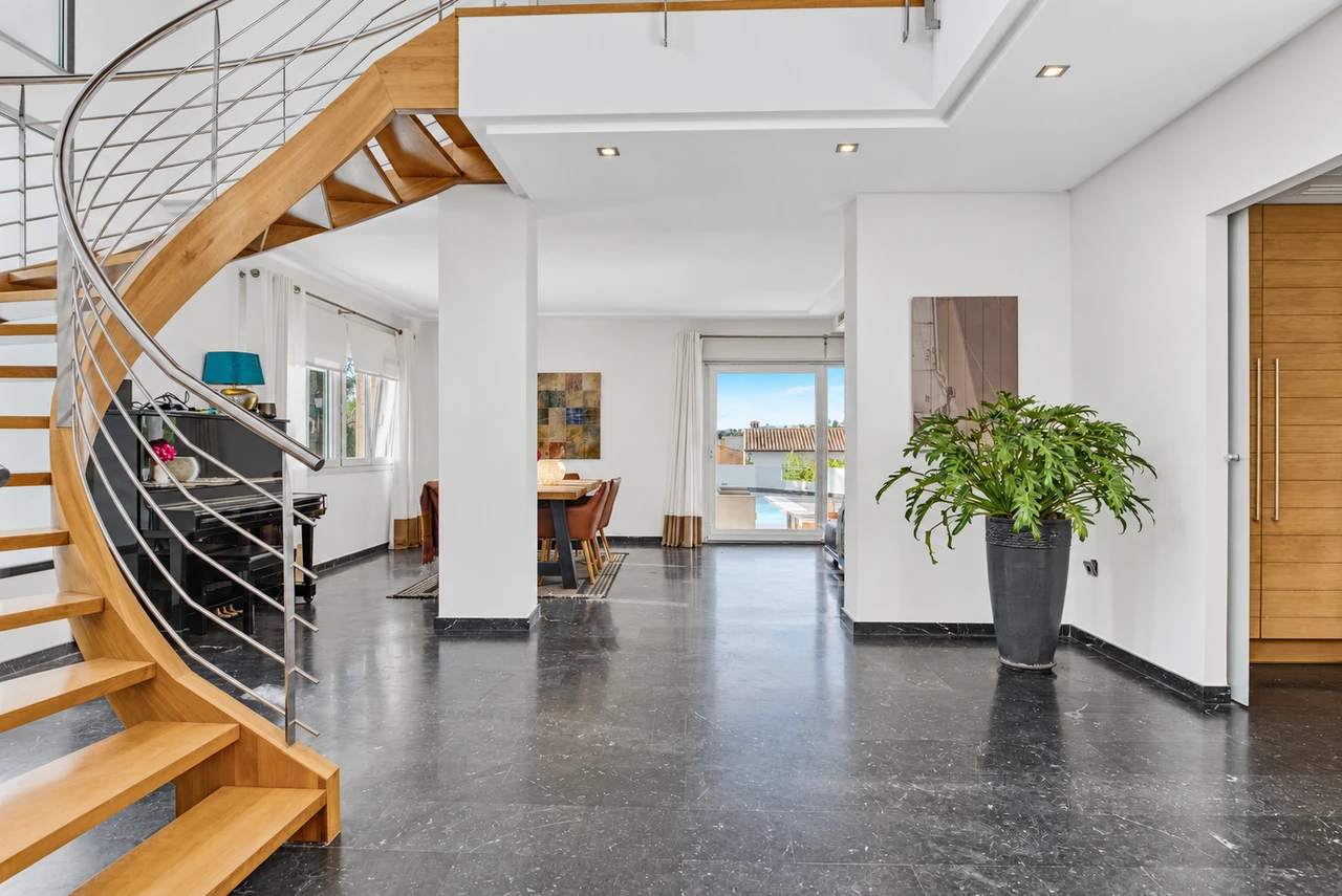 Staircase and landing — Villa with garden in Jávea