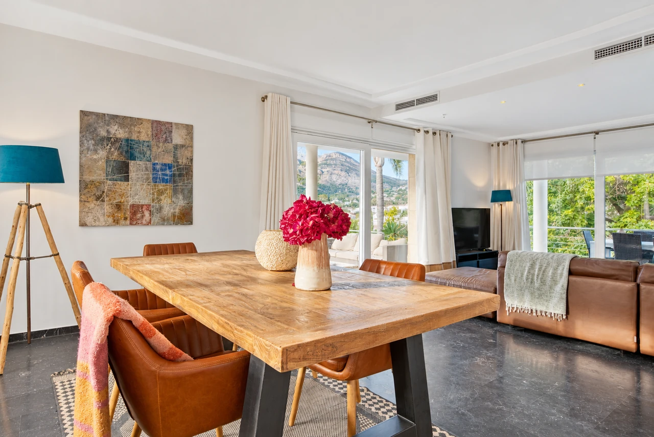 Living and dining room — Villa with garden in Jávea