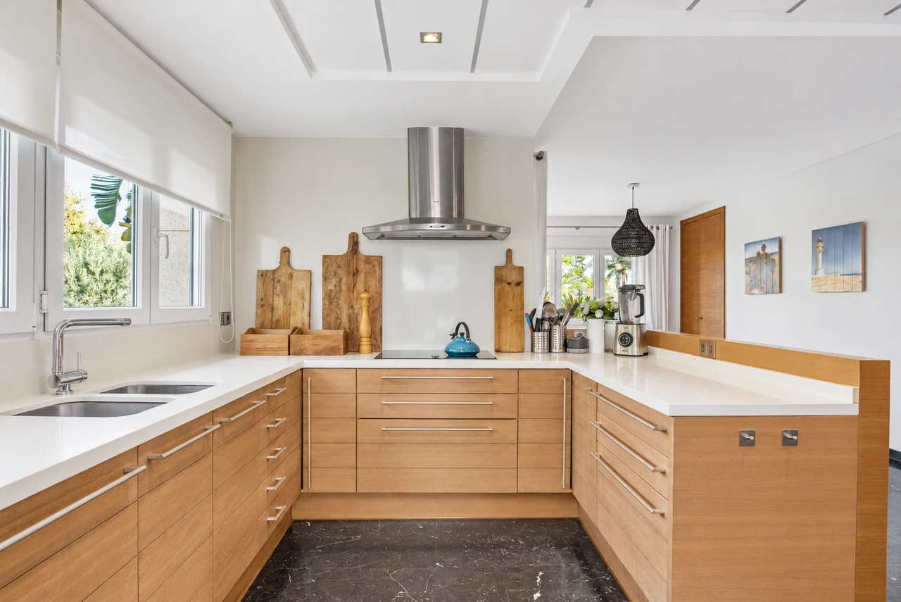 Wooden kitchen — Villa with garden in Jávea