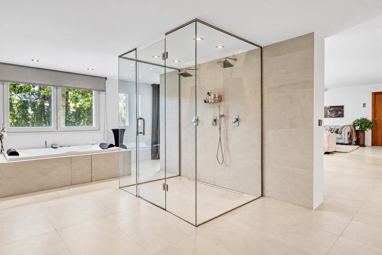 Bathroom with glazed shower — Villa with garden in Jávea