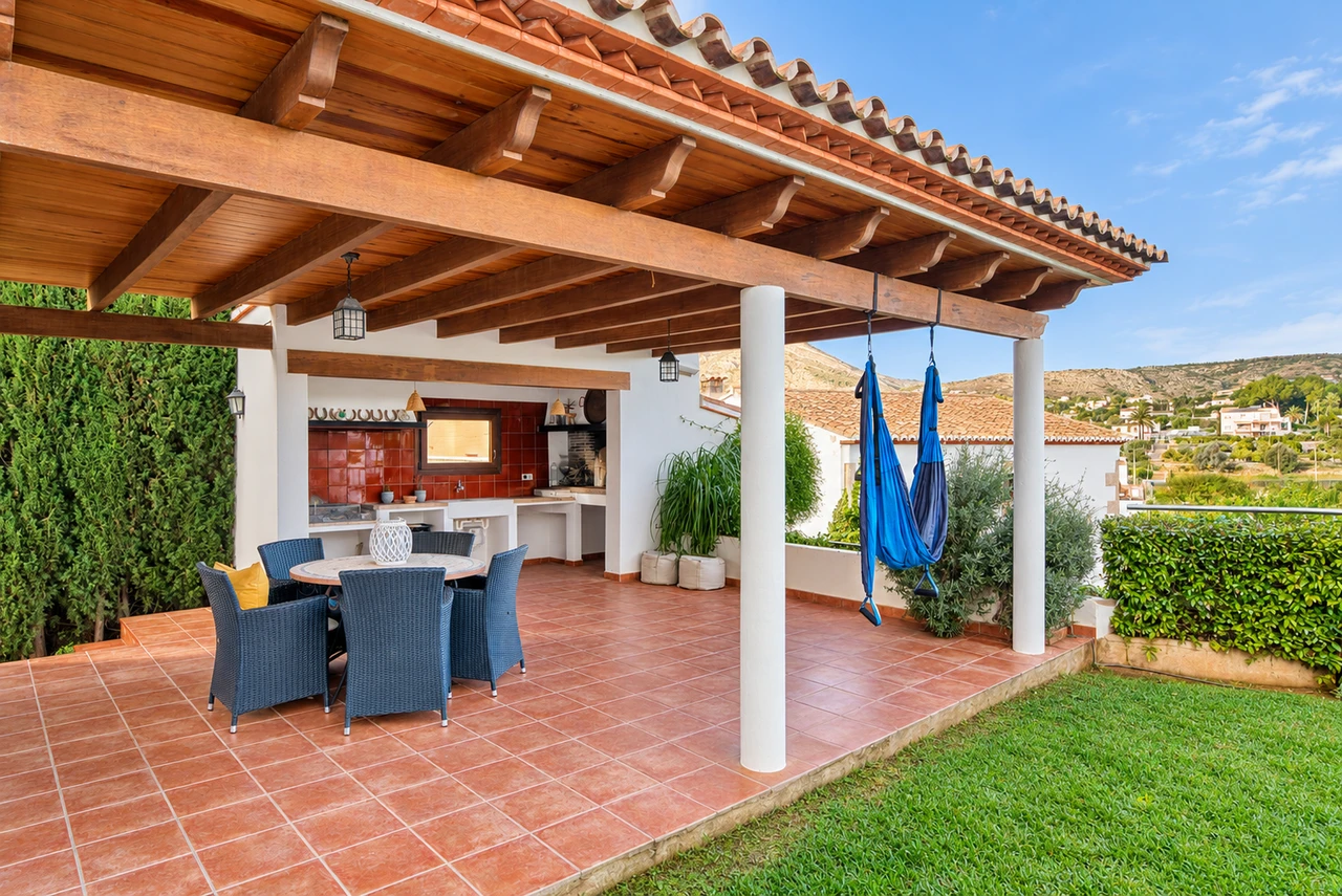 Porch and outdoor dining area — Villa with garden in Jávea