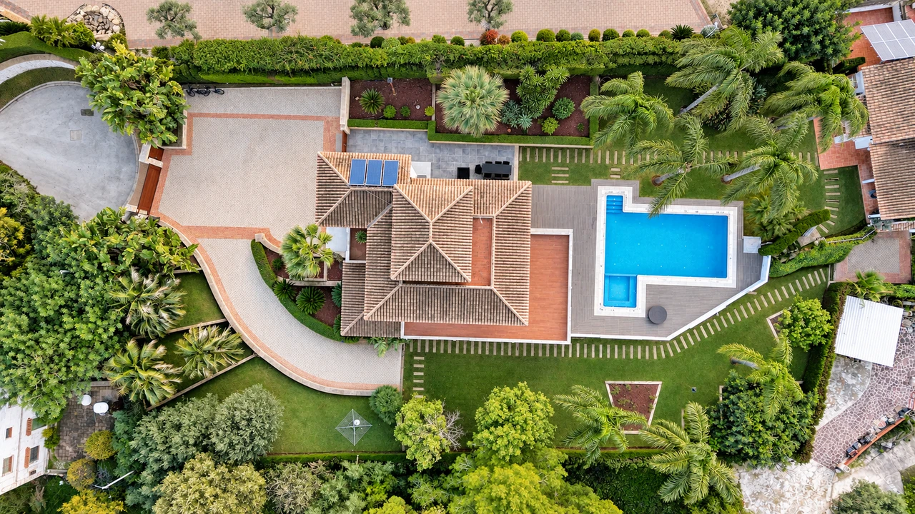 Villa con jardín · vista cenital — Fotografía con dron